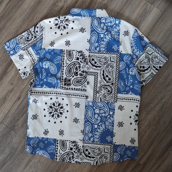 Men's Paisley Pattern Button Up resort shirt - Light Blue & White - size Large - Picture 2 of 9